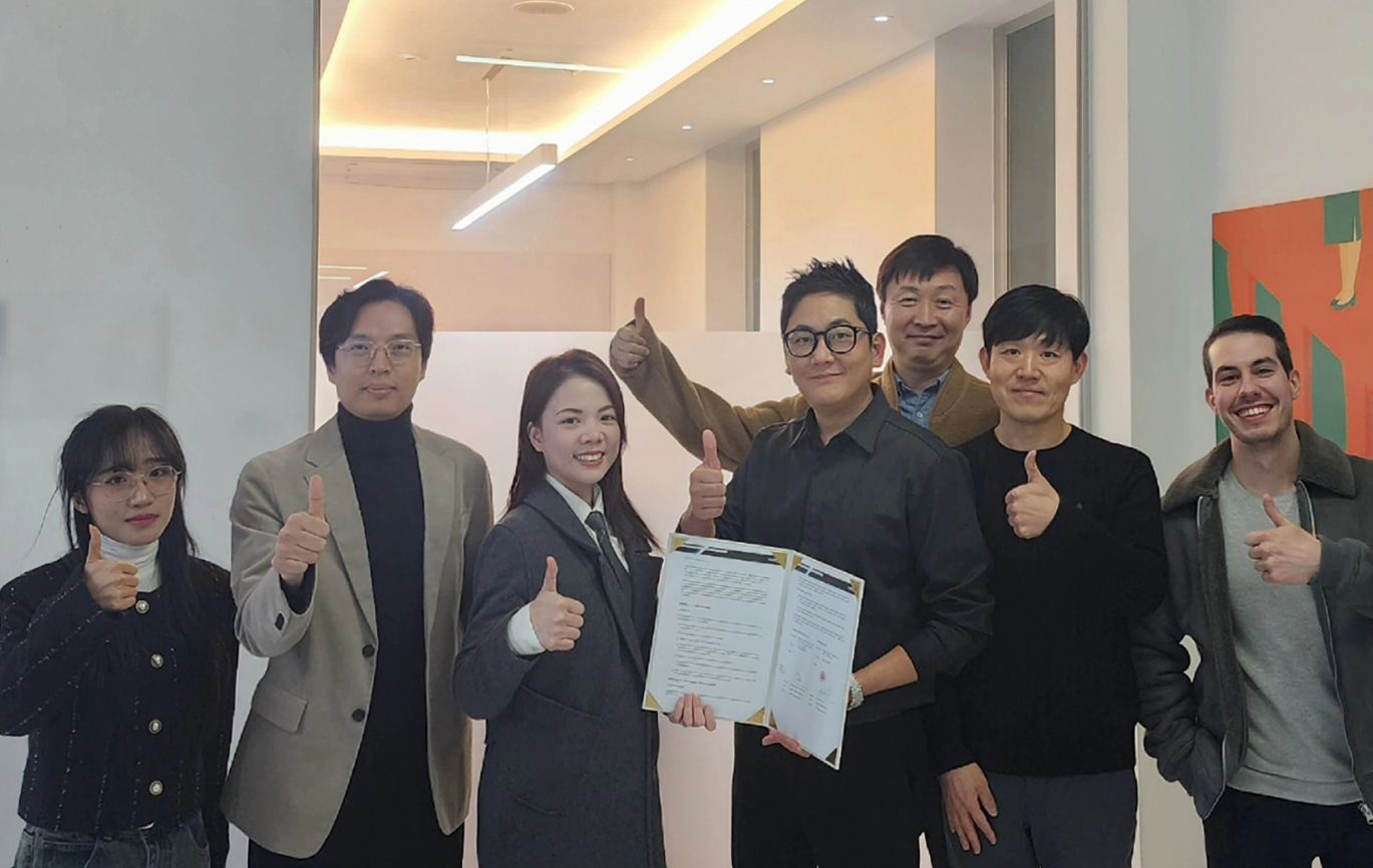 Đại diện Savvycom và FORCS tại lễ ký kết hợp tác ở Seoul ngày 13/1/2025