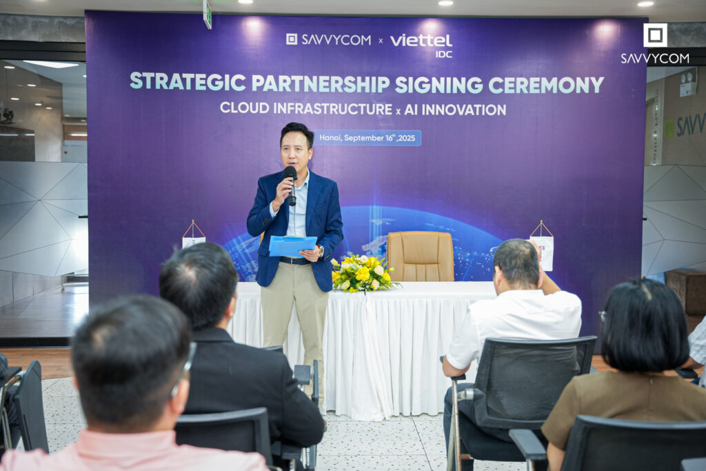 Ông Nguyễn Quang Hưng, Giám đốc Chuyển đổi số Savvycom, phát biểu tại lễ ký kết hợp tác chiến lược cùng Viettel IDC
