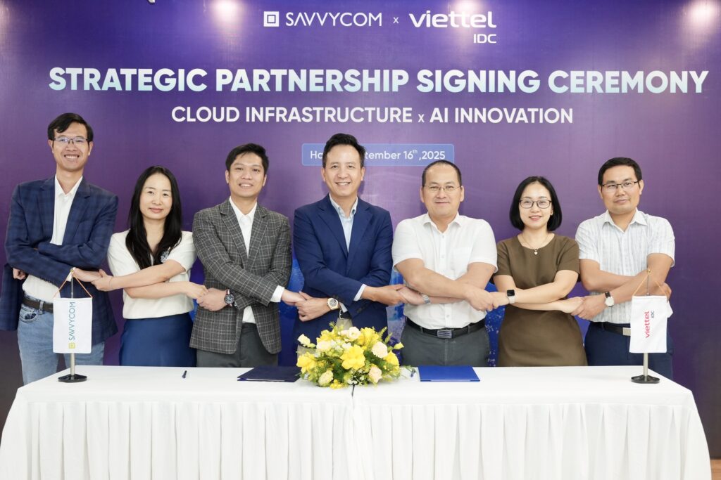 Lãnh đạo Savvycom và Viettel IDC tại lễ ký kết hợp tác chiến lược 2025.

