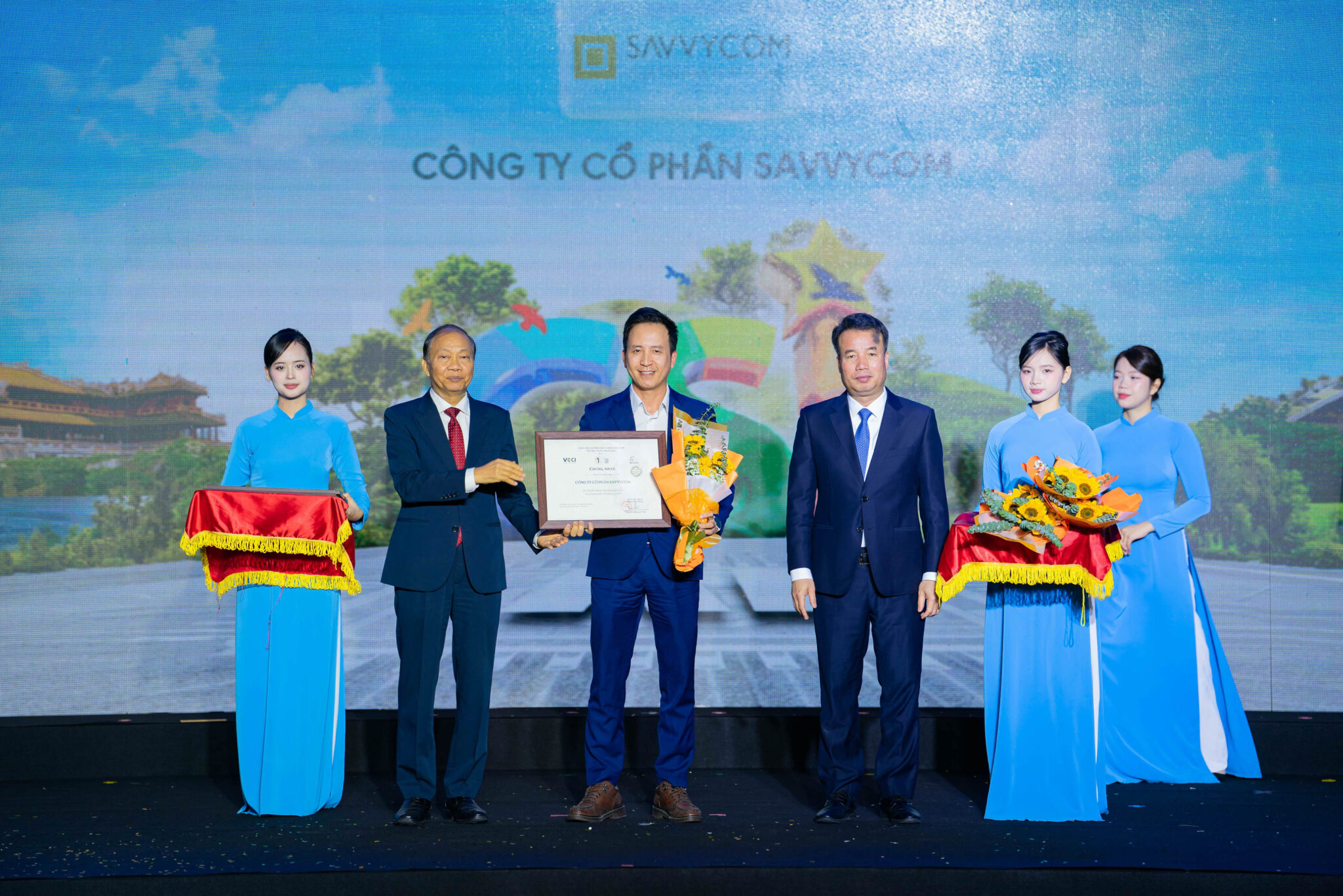 Savvycom nhận chứng nhận doanh nghiệp công nghệ tiêu biểu tại lễ trao giải VCCI