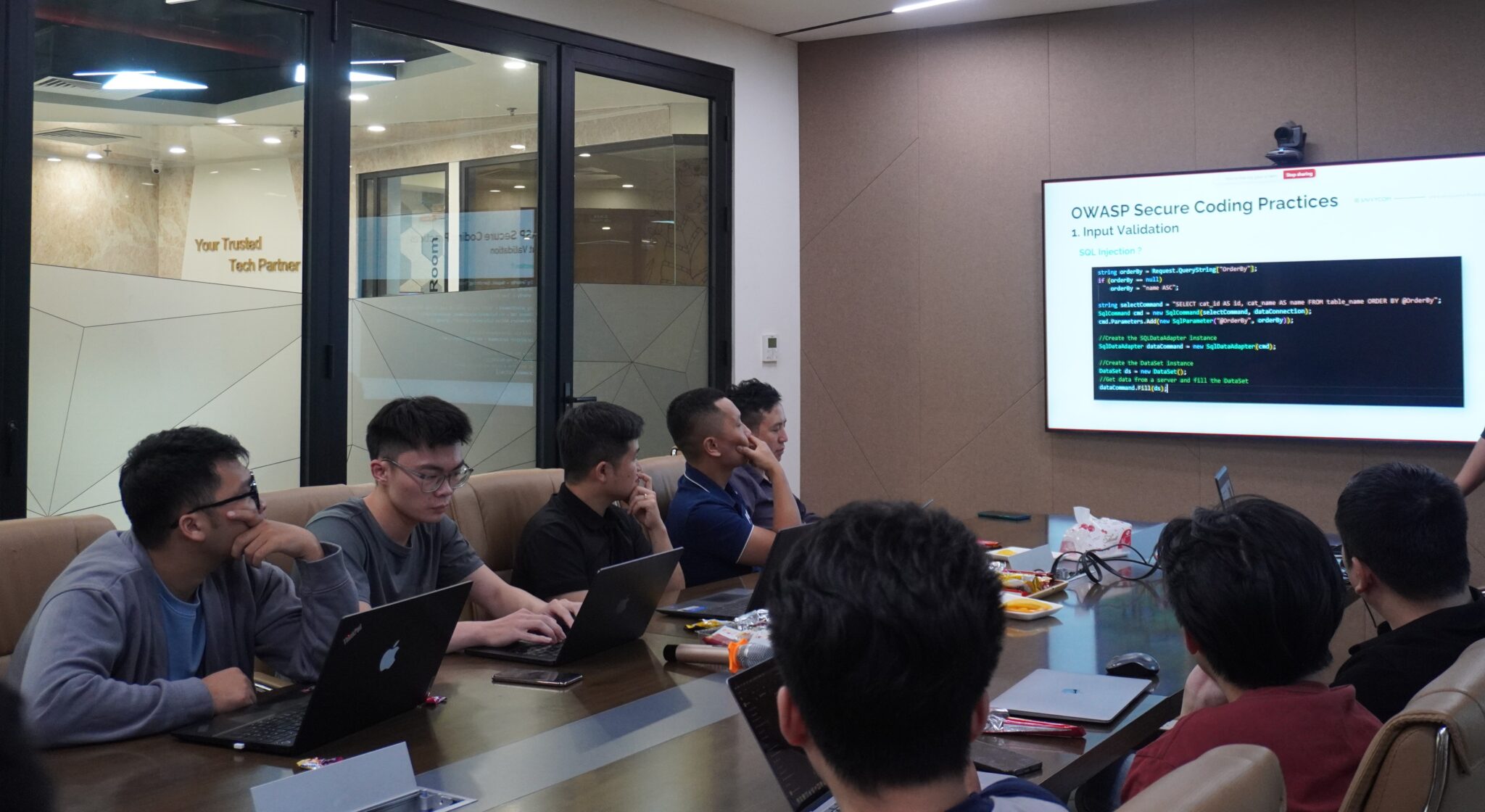 Đội ngũ kỹ sư Savvycom trong buổi đào tạo nội bộ