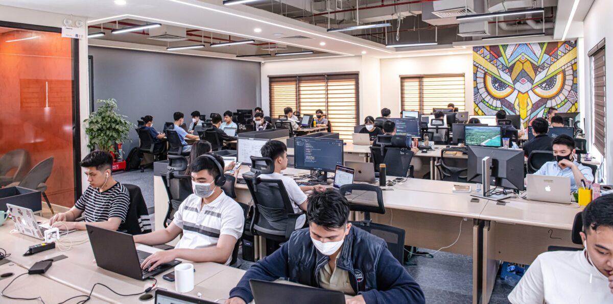 Sàn làm việc của đội phát triển phần mềm tại văn phòng Savvycom Hà Nội