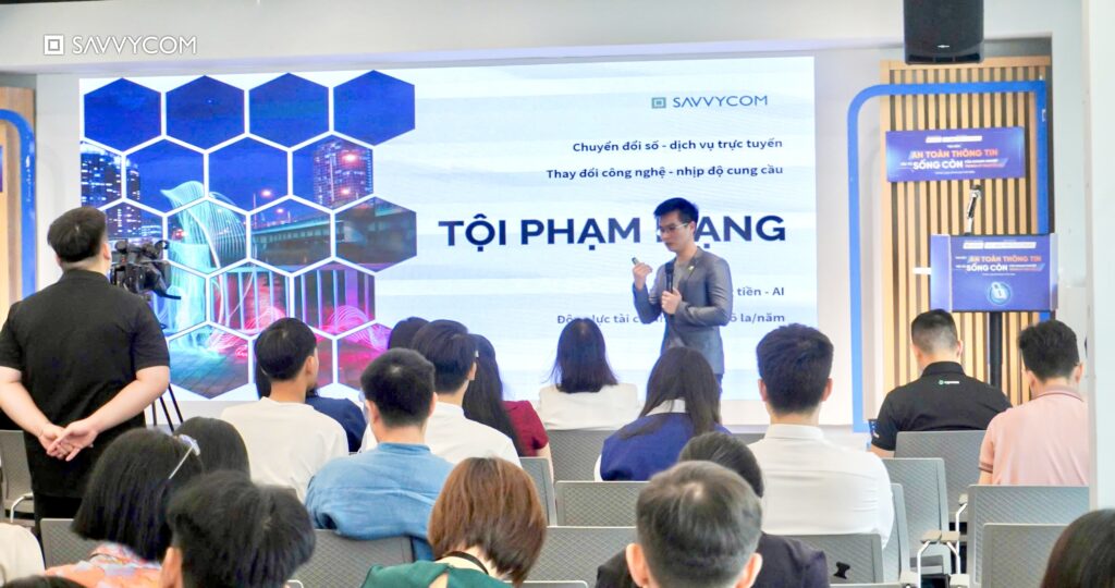 Diễn giả trình bày về tội phạm mạng tại tọa đàm An toàn thông tin, Hà Nội, tháng 9/2024