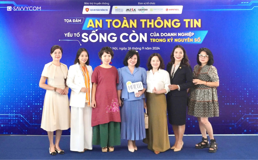 Khách mời chụp ảnh lưu niệm tại tọa đàm An toàn thông tin: yếu tố sống còn của doanh nghiệp trong kỷ nguyên số, Hà Nội, 26/9/2024